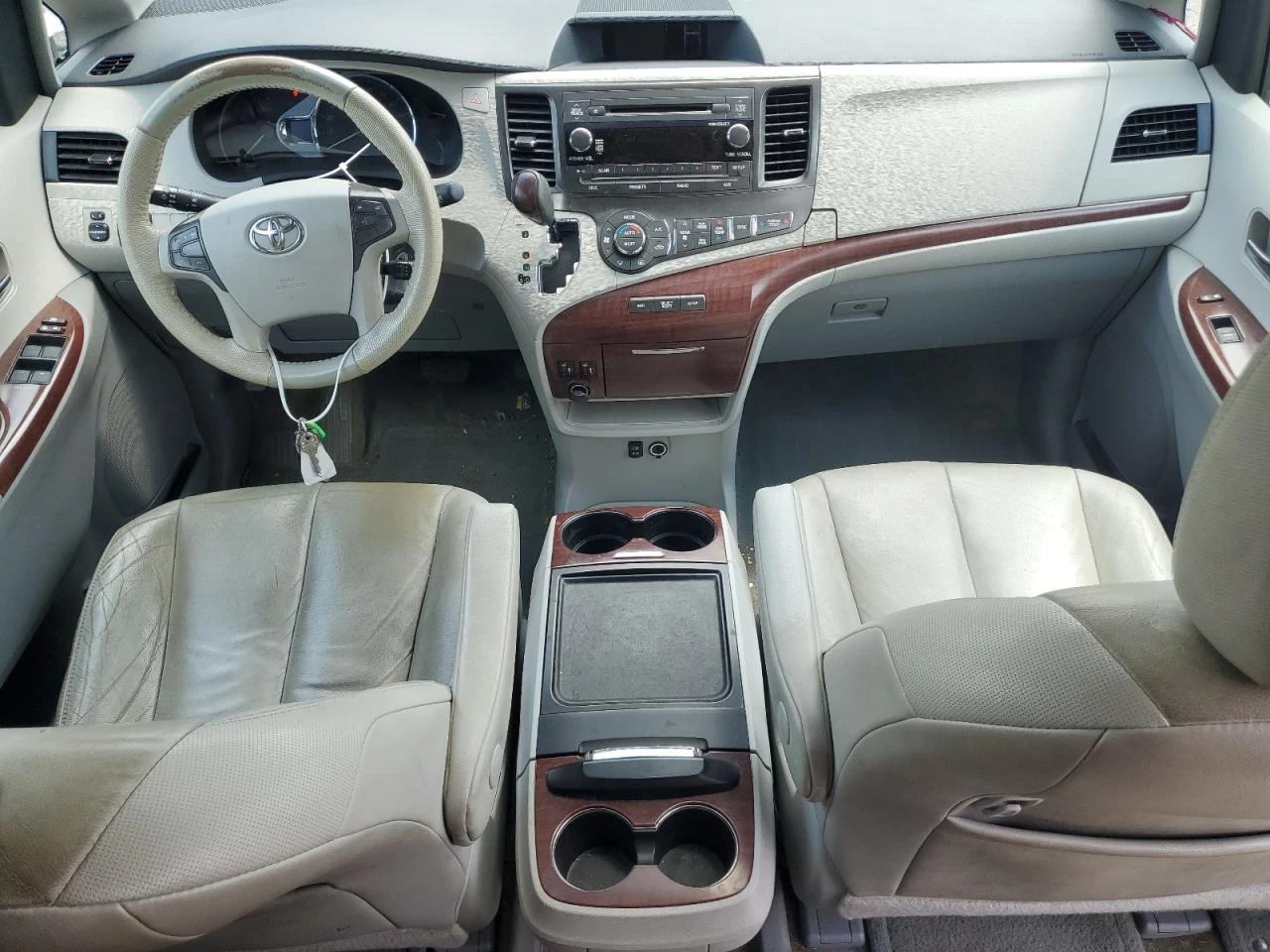 Toyota Sienna XLE 3.5L 4X4 - изображение 8