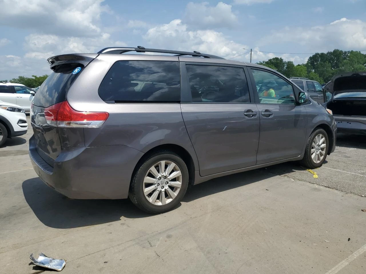Toyota Sienna XLE 3.5L 4X4 - изображение 4