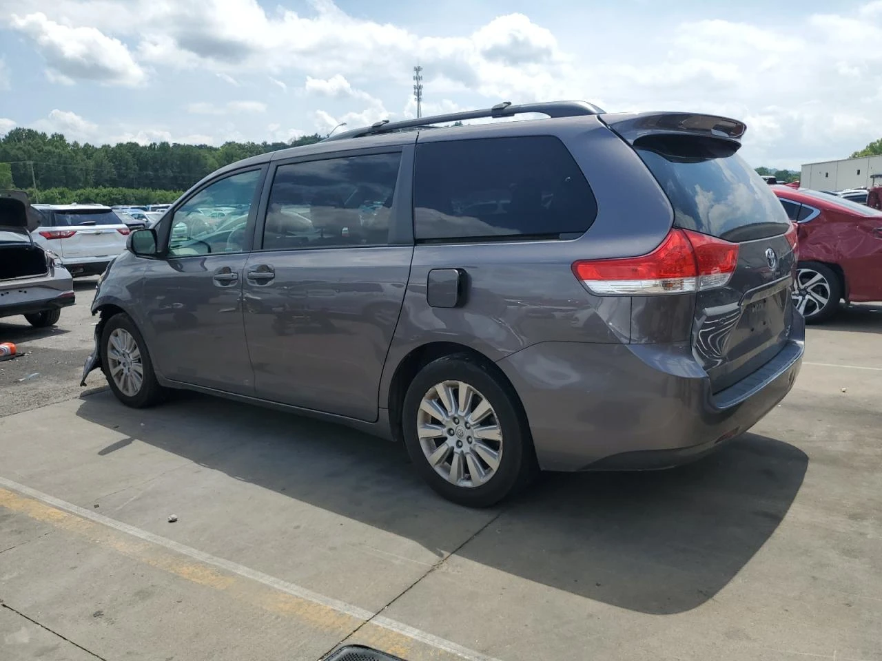 Toyota Sienna XLE 3.5L 4X4 - изображение 3