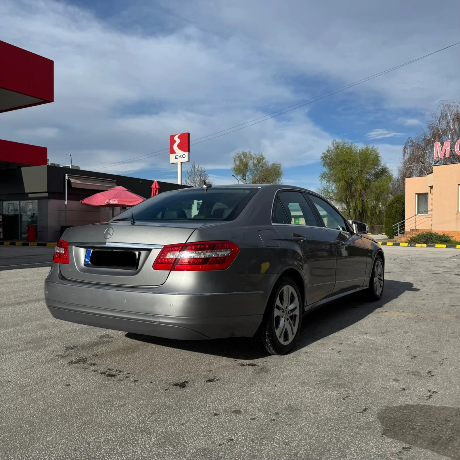 Mercedes-Benz E 220, снимка 5 - Автомобили и джипове - 54082301