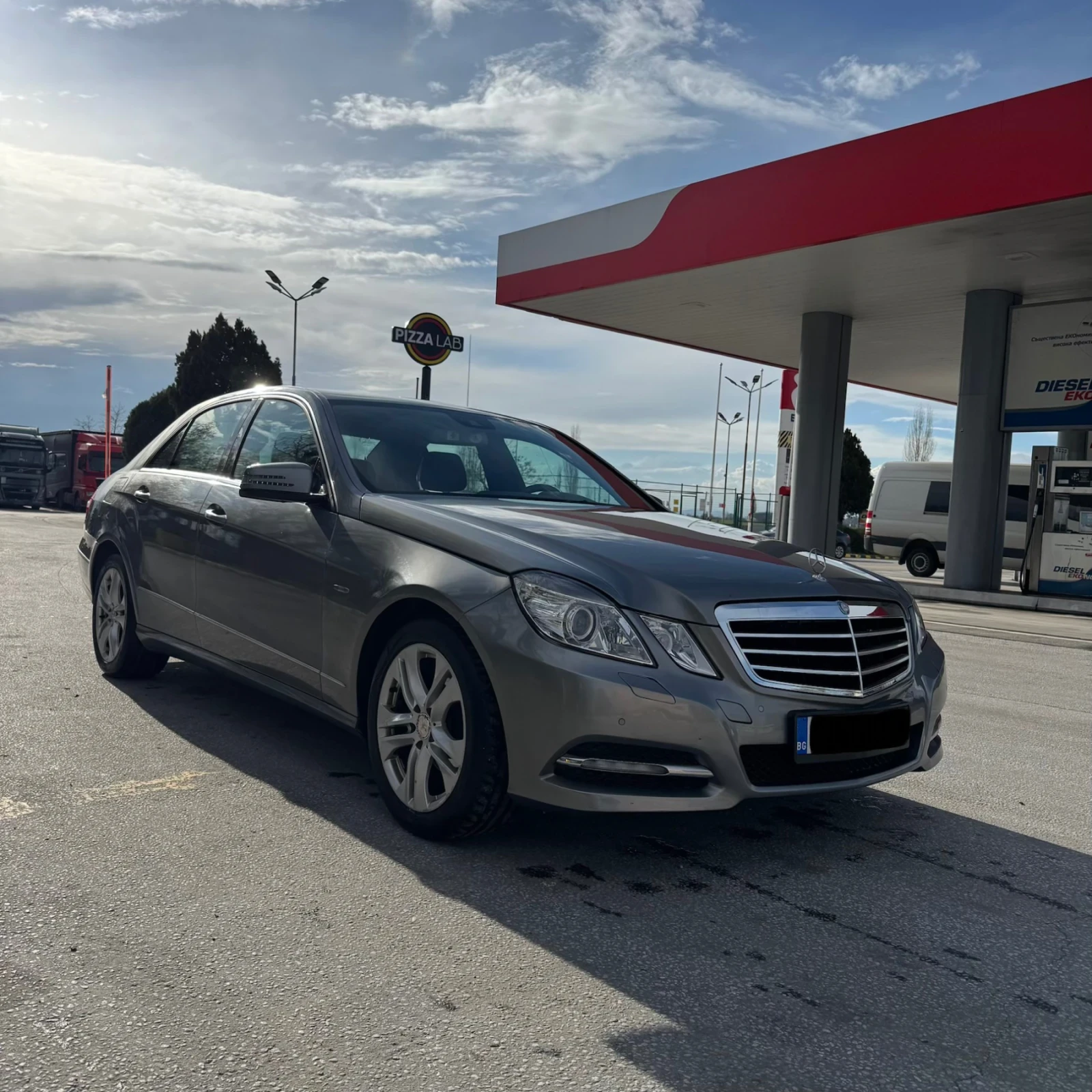 Mercedes-Benz E 220, снимка 7 - Автомобили и джипове - 54082301