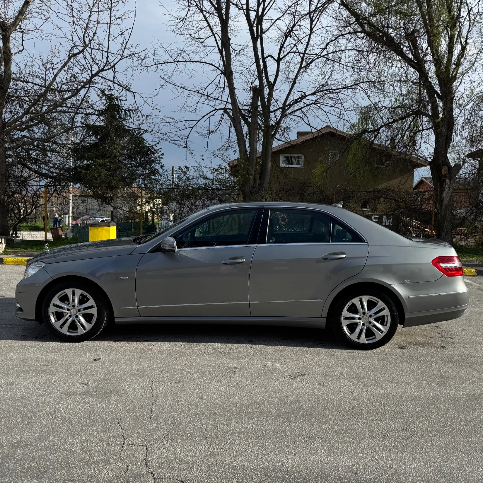 Mercedes-Benz E 220, снимка 3 - Автомобили и джипове - 54082301