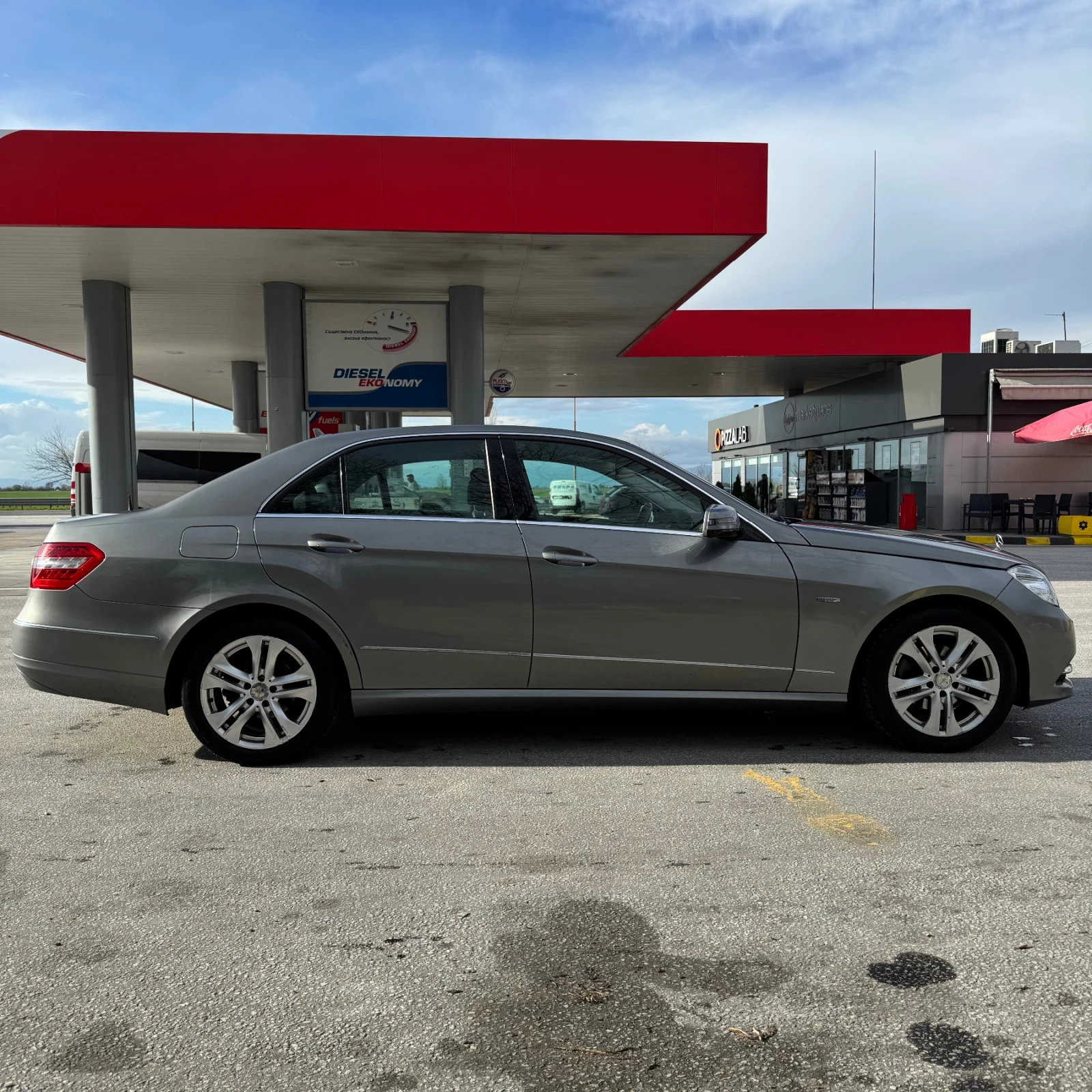 Mercedes-Benz E 220, снимка 6 - Автомобили и джипове - 54082301