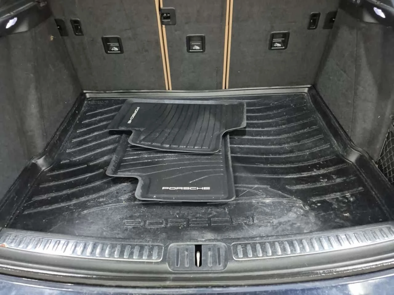 Porsche Macan S| 360 КАМЕРИ| ОБДУХВАНЕ| ПАНОРАМА| CARFAX| , снимка 16 - Автомобили и джипове - 54070570