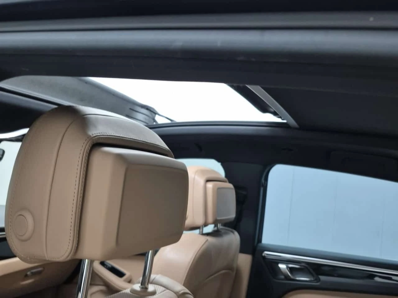 Porsche Macan S| 360 КАМЕРИ| ОБДУХВАНЕ| ПАНОРАМА| CARFAX| , снимка 15 - Автомобили и джипове - 54070570