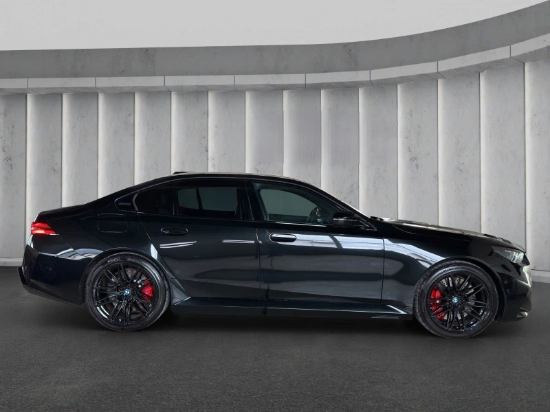 BMW M5 4.4 V8/PLUG-IN/NEW MODEL/B&W/ICONIC GLOW/HEAD UP/ , снимка 9 - Автомобили и джипове - 49465393