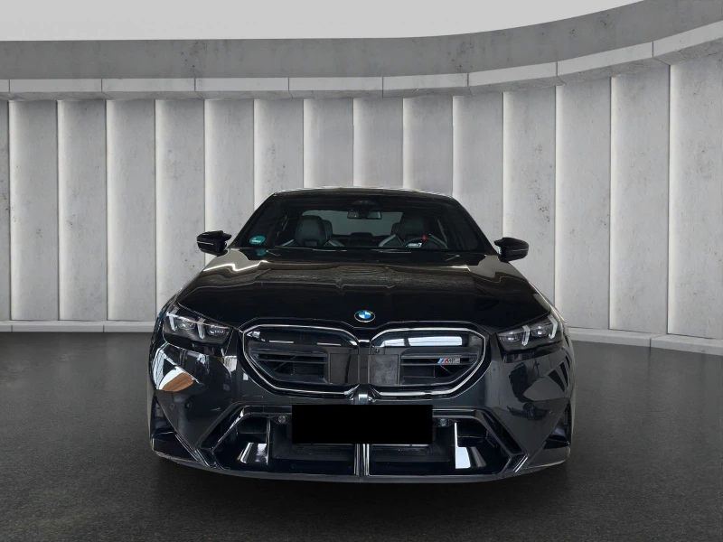 BMW M5 4.4 V8/PLUG-IN/NEW MODEL/B&W/ICONIC GLOW/HEAD UP/ , снимка 2 - Автомобили и джипове - 49465393