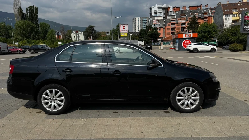 VW Jetta 2.0 FSI, снимка 4 - Автомобили и джипове - 52472204