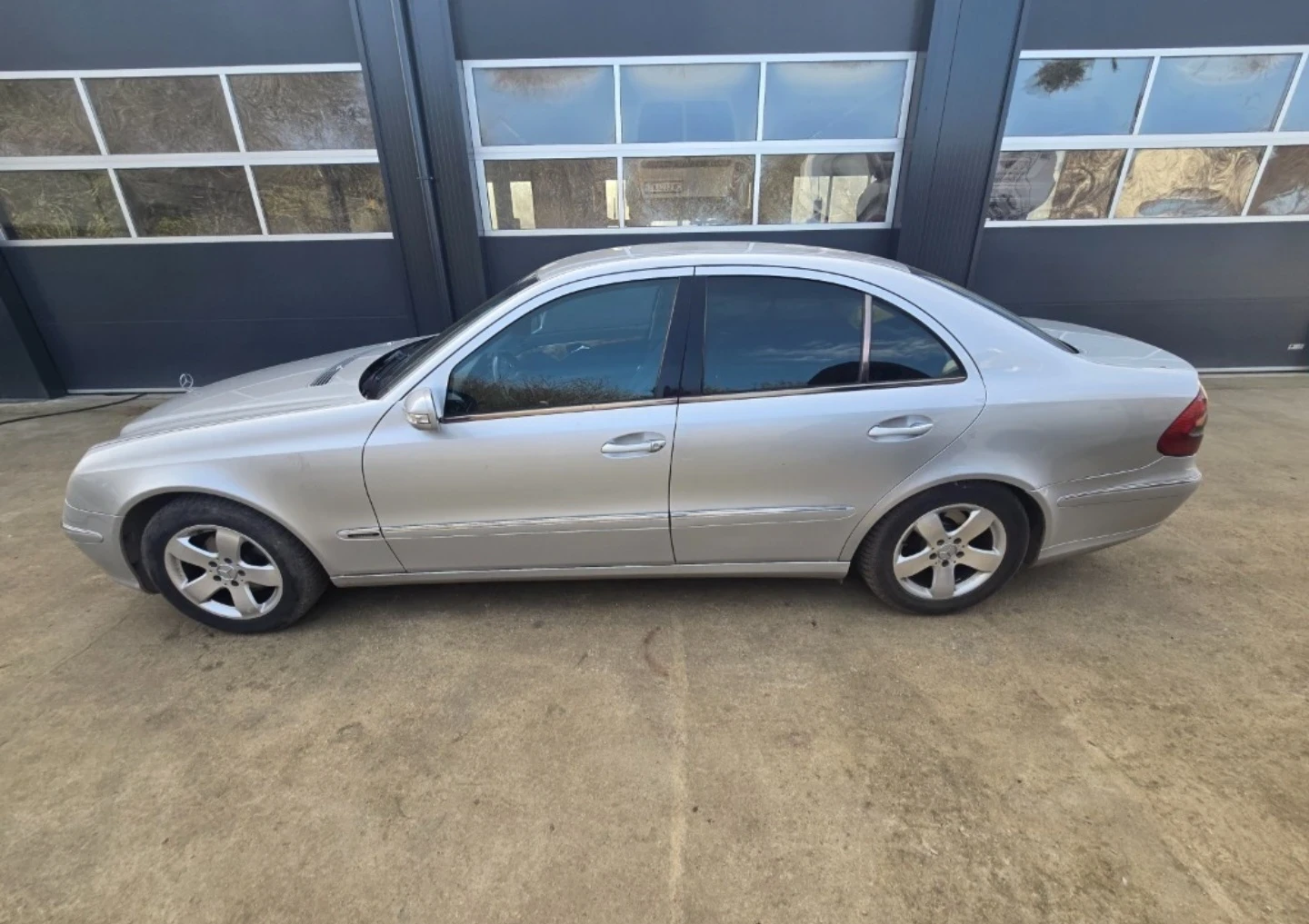 Mercedes-Benz E 220, снимка 2 - Автомобили и джипове - 54028304