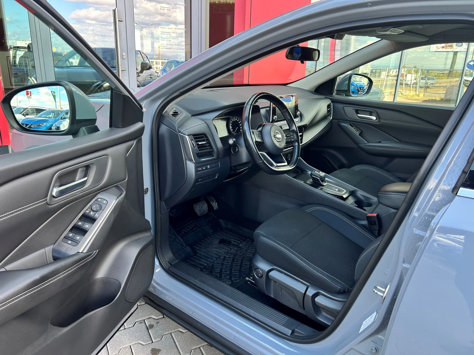 Nissan Qashqai 1.3 Elegance A/T, снимка 4 - Автомобили и джипове - 56265153