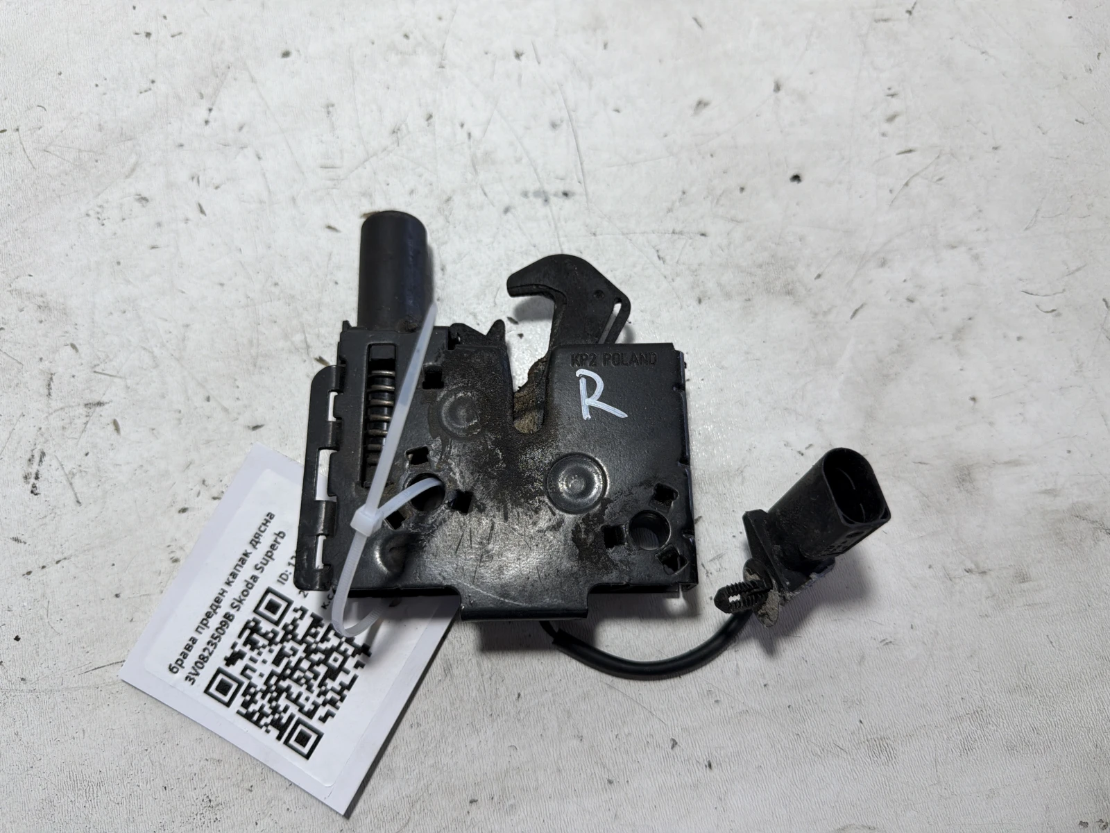 брава преден капак дясна 3V0823509B Skoda Superb