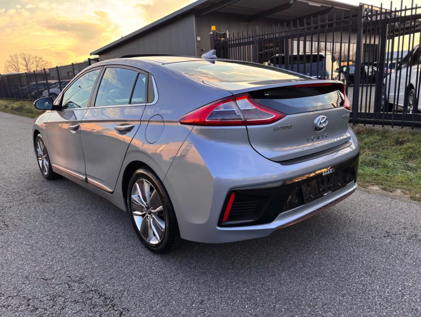 Hyundai Ioniq Premium, снимка 5 - Автомобили и джипове - 54126861