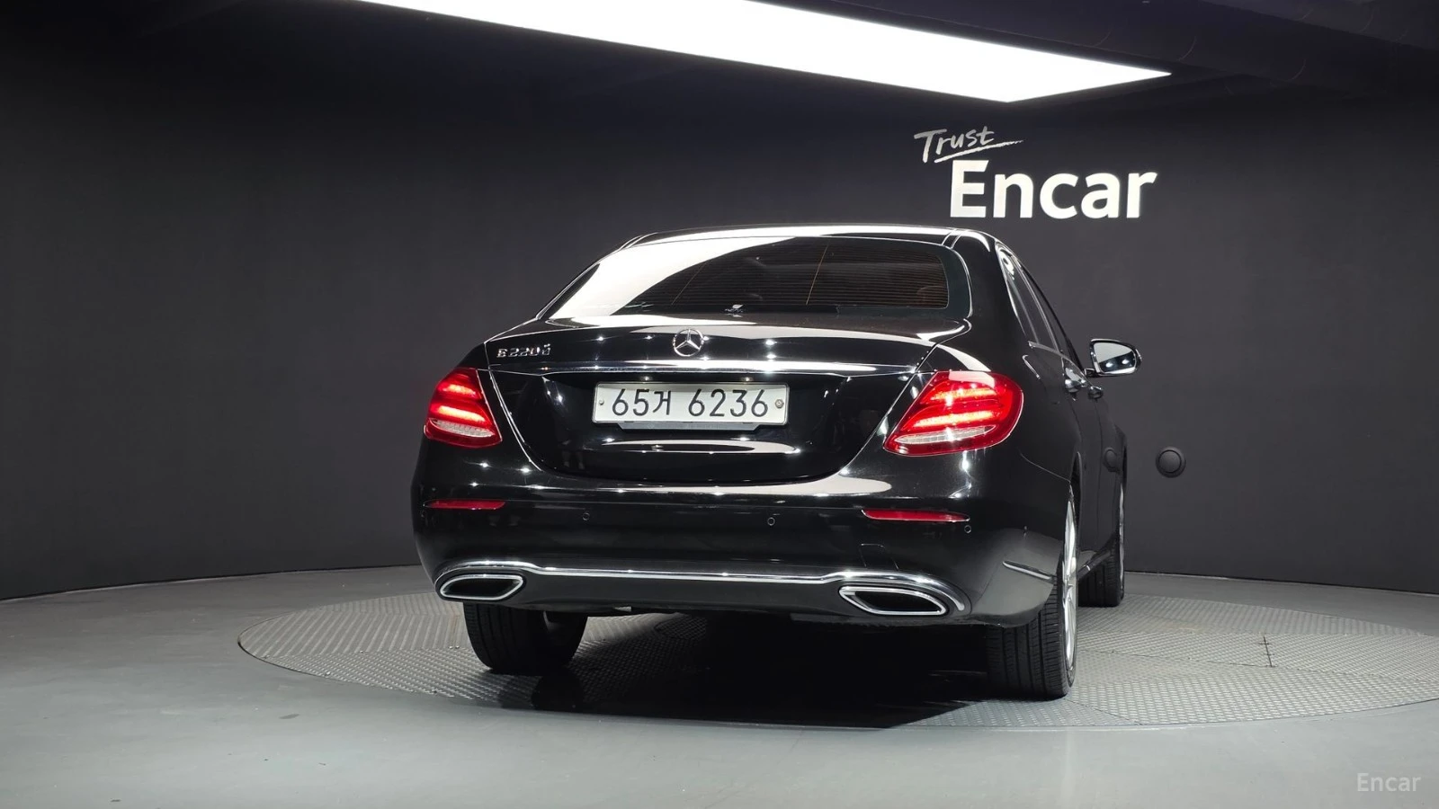 Mercedes-Benz E 220 Exclusive* HUD* КОЖА* НАВИ* ПАНО* АВТОКРЕДИТ, снимка 4 - Автомобили и джипове - 55670811