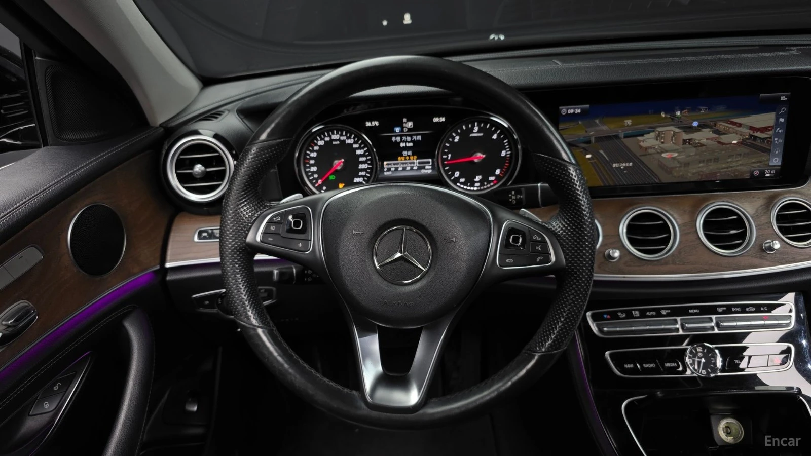 Mercedes-Benz E 220 Exclusive* HUD* КОЖА* НАВИ* ПАНО* АВТОКРЕДИТ, снимка 11 - Автомобили и джипове - 55670811