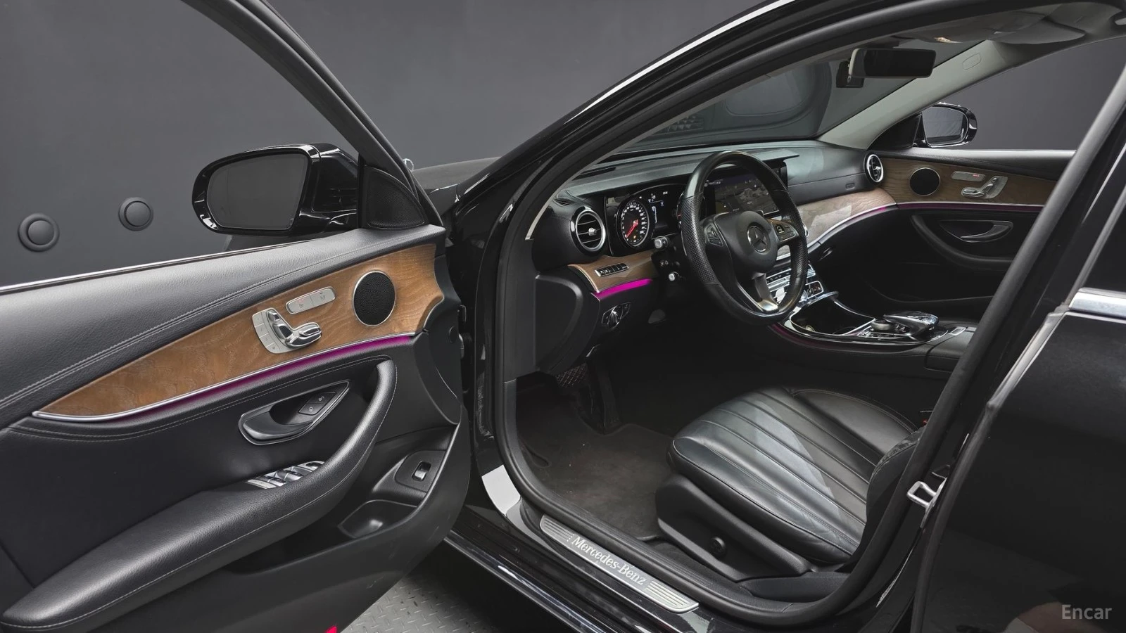 Mercedes-Benz E 220 Exclusive* HUD* КОЖА* НАВИ* ПАНО* АВТОКРЕДИТ, снимка 7 - Автомобили и джипове - 55670811