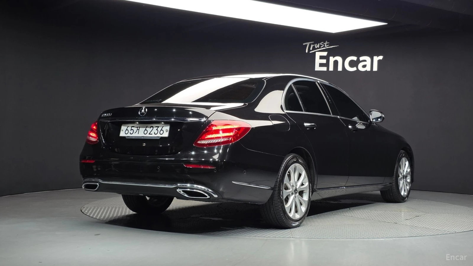 Mercedes-Benz E 220 Exclusive* HUD* КОЖА* НАВИ* ПАНО* АВТОКРЕДИТ, снимка 2 - Автомобили и джипове - 55670811