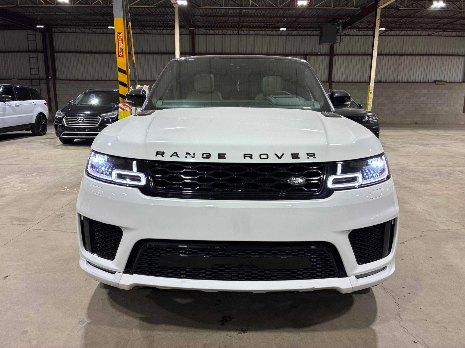 Land Rover Range Rover Sport * HST * CARFAX * ЦЕНА ДО БГ, снимка 4 - Автомобили и джипове - 55972684