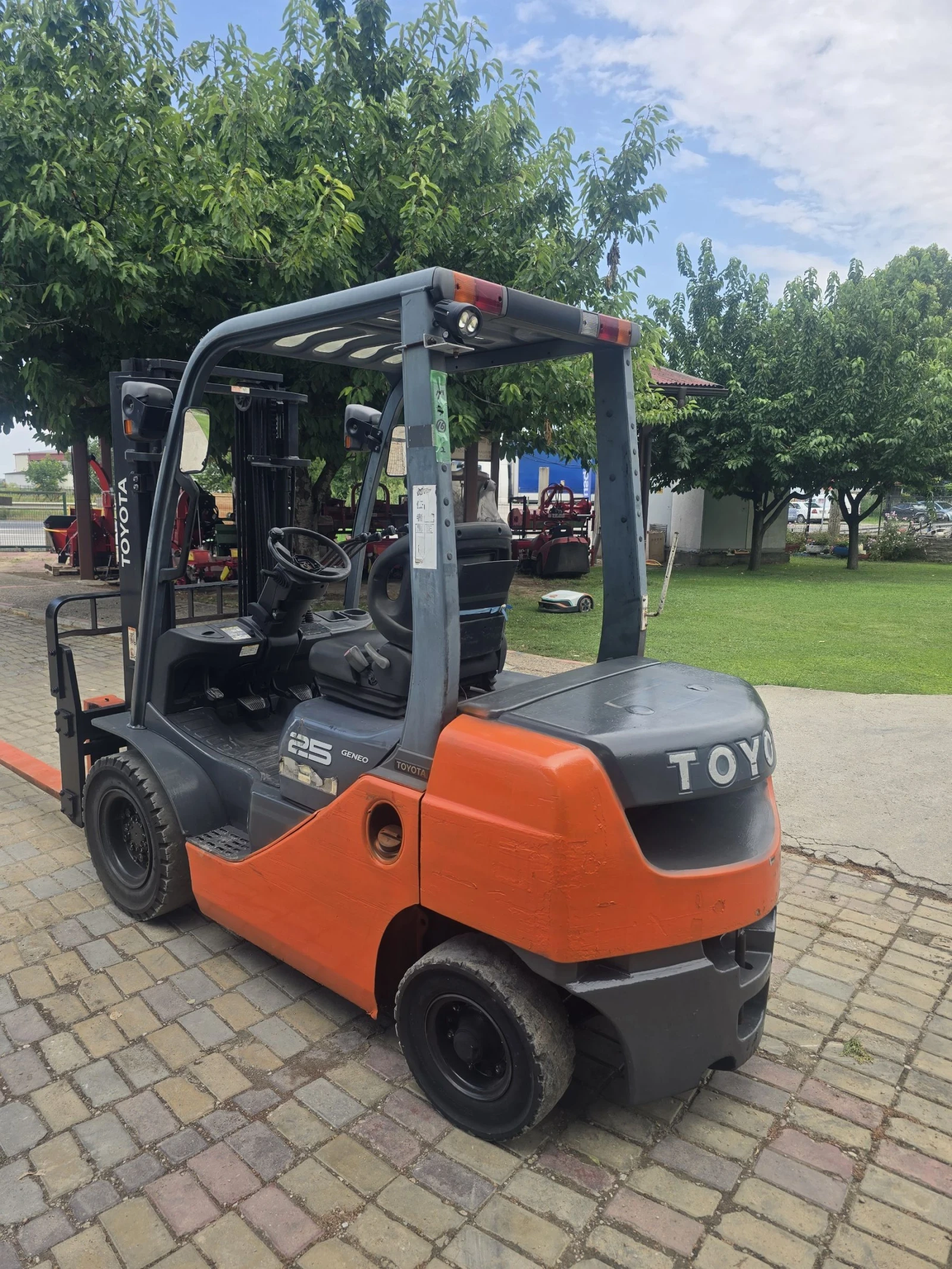 Мотокар Toyota Бензинов, 2.5 тон, движение на вилиците ляво-дясно, снимка 4 - Индустриална техника - 55133707