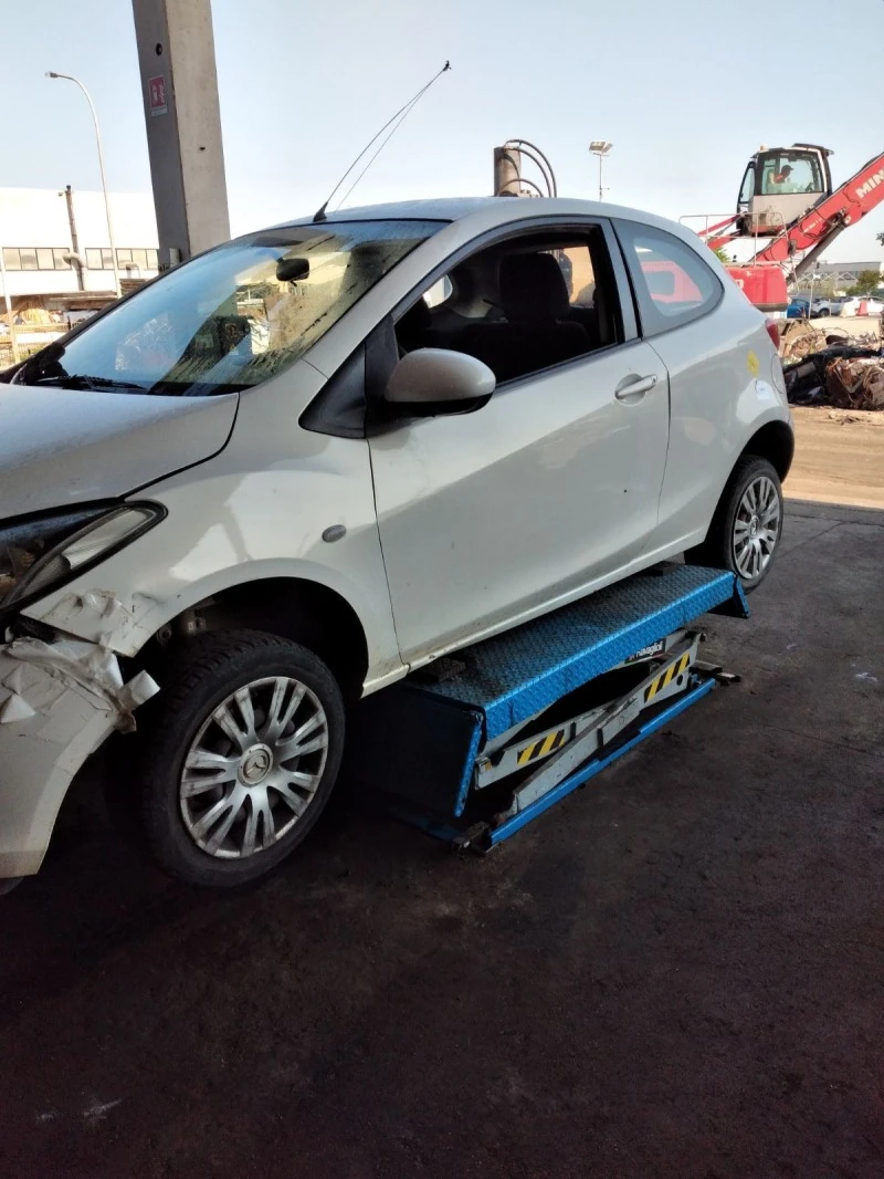 Mazda 2 1.3, снимка 5 - Автомобили и джипове - 47071316