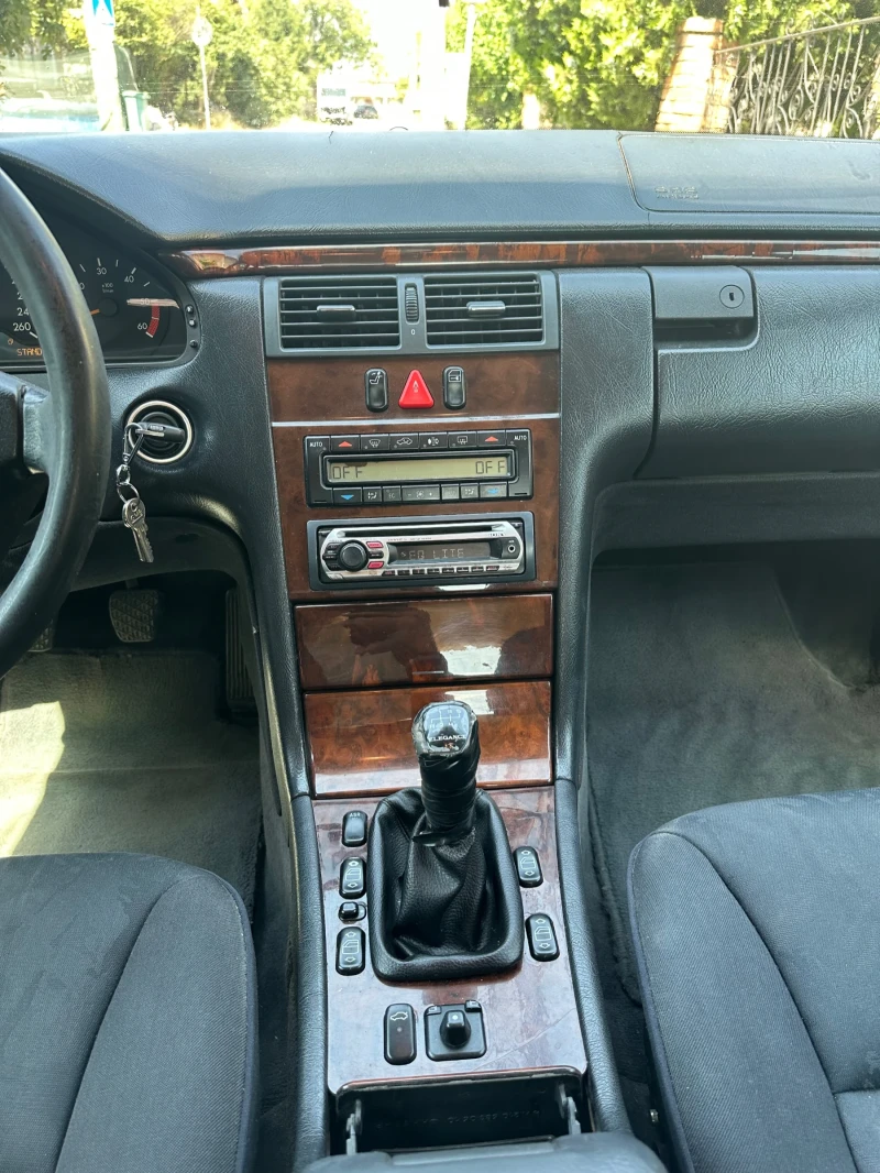 Mercedes-Benz E 250, снимка 9 - Автомобили и джипове - 51989555