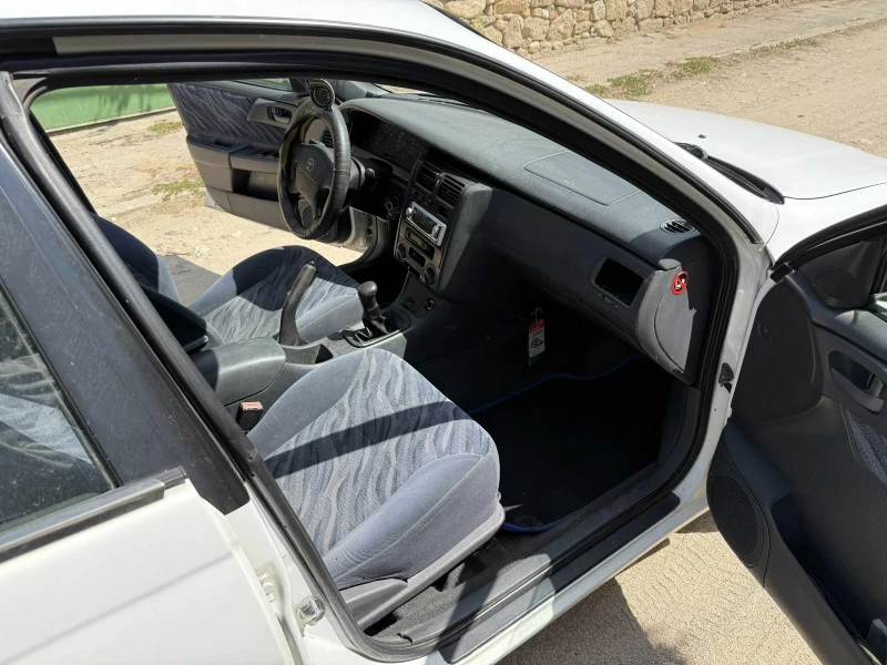 Toyota Carina 1.6, снимка 8 - Автомобили и джипове - 51499806