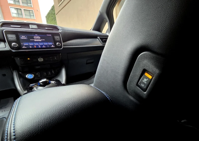Nissan Leaf  TEKNA/20хил КМ/Сервизна Книжка/FULL LED, снимка 10 - Автомобили и джипове - 52228634