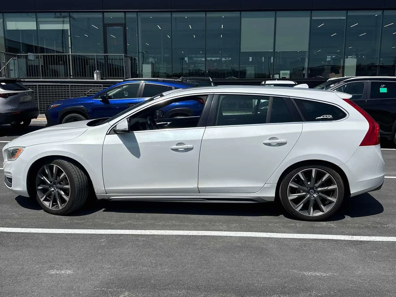 Volvo V60 * T5 Premier Plus * АВТОКРЕДИТ БЕЗ ПЪРВОНАЧАЛНА* , снимка 2 - Автомобили и джипове - 54803255