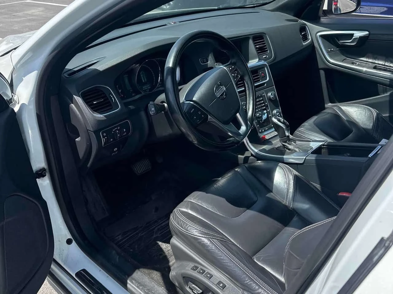 Volvo V60 * T5 Premier Plus * АВТОКРЕДИТ БЕЗ ПЪРВОНАЧАЛНА* , снимка 5 - Автомобили и джипове - 54803255