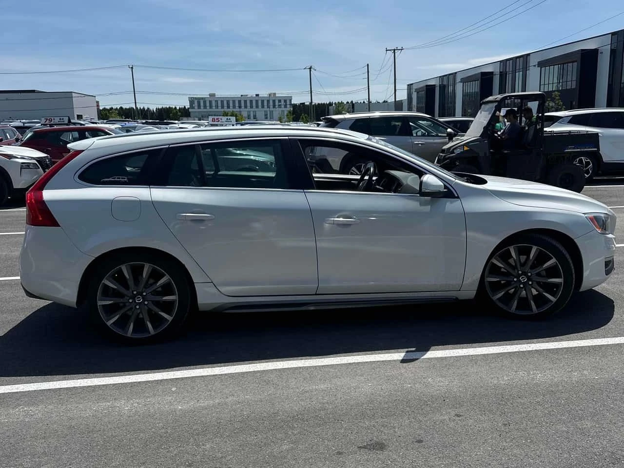 Volvo V60 * T5 Premier Plus * АВТОКРЕДИТ БЕЗ ПЪРВОНАЧАЛНА* , снимка 3 - Автомобили и джипове - 54803255