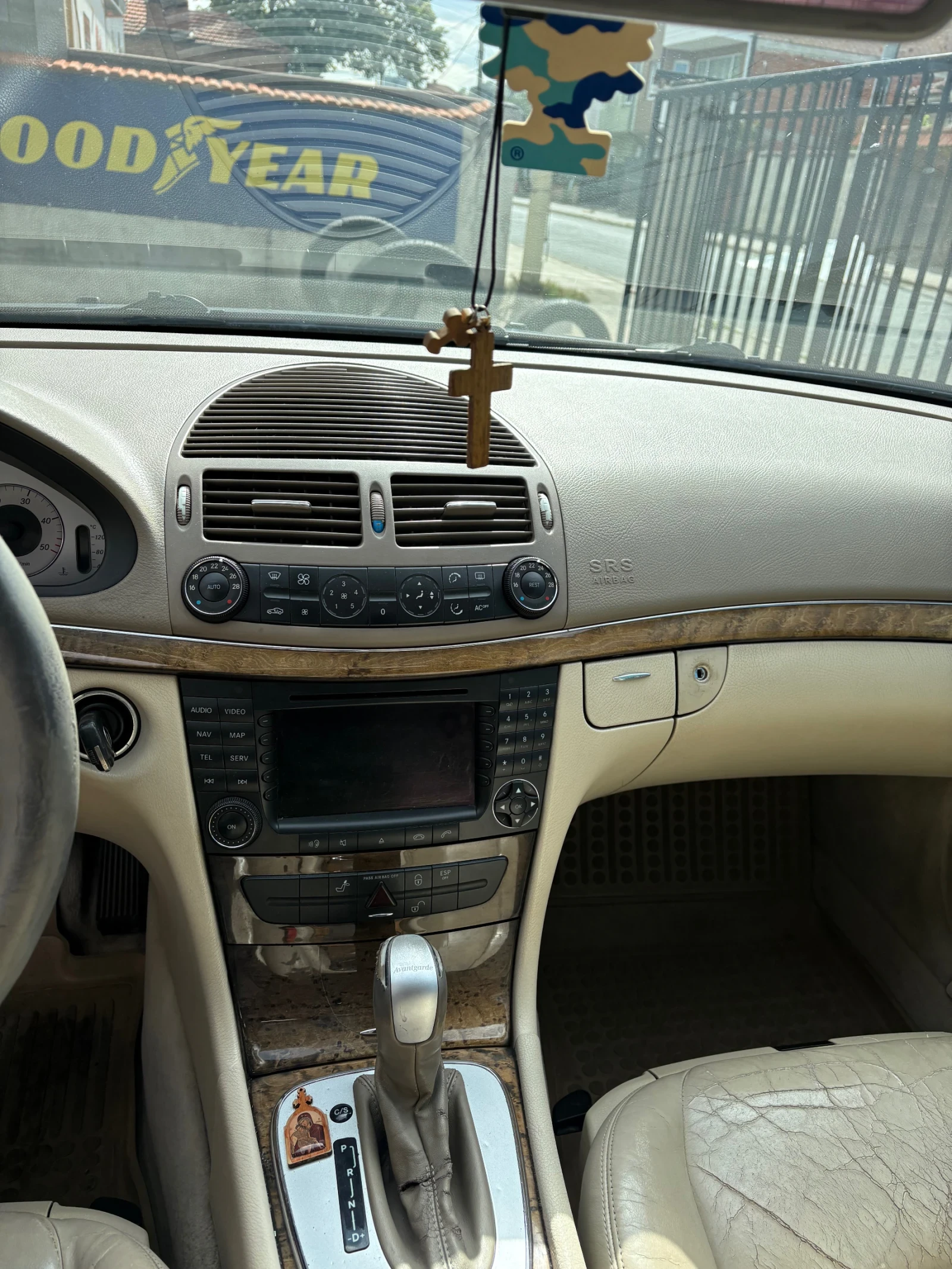 Mercedes-Benz E 270, снимка 8 - Автомобили и джипове - 56255546