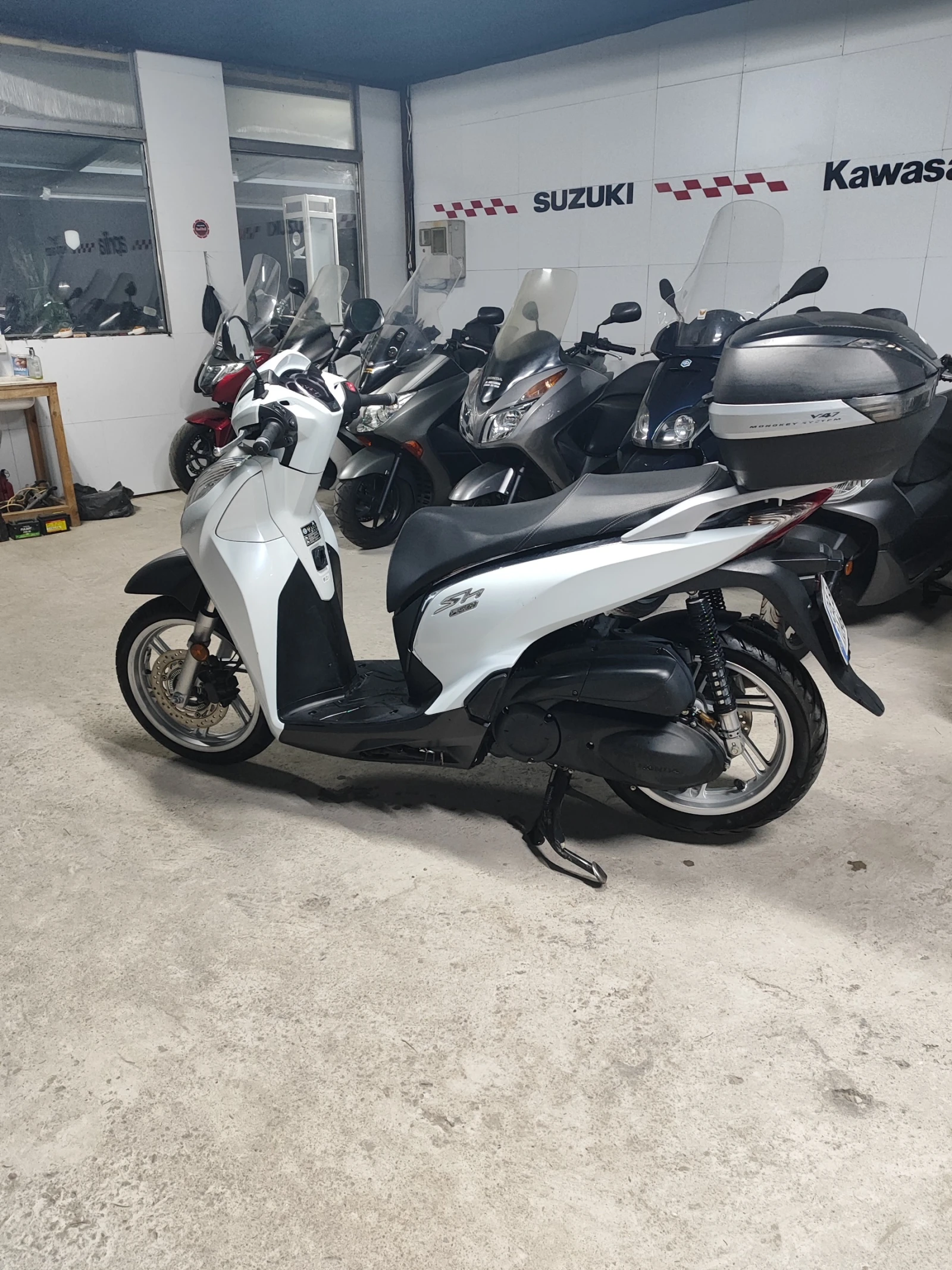 Honda Sh 300i, снимка 8 - Мотоциклети и мототехника - 56256922