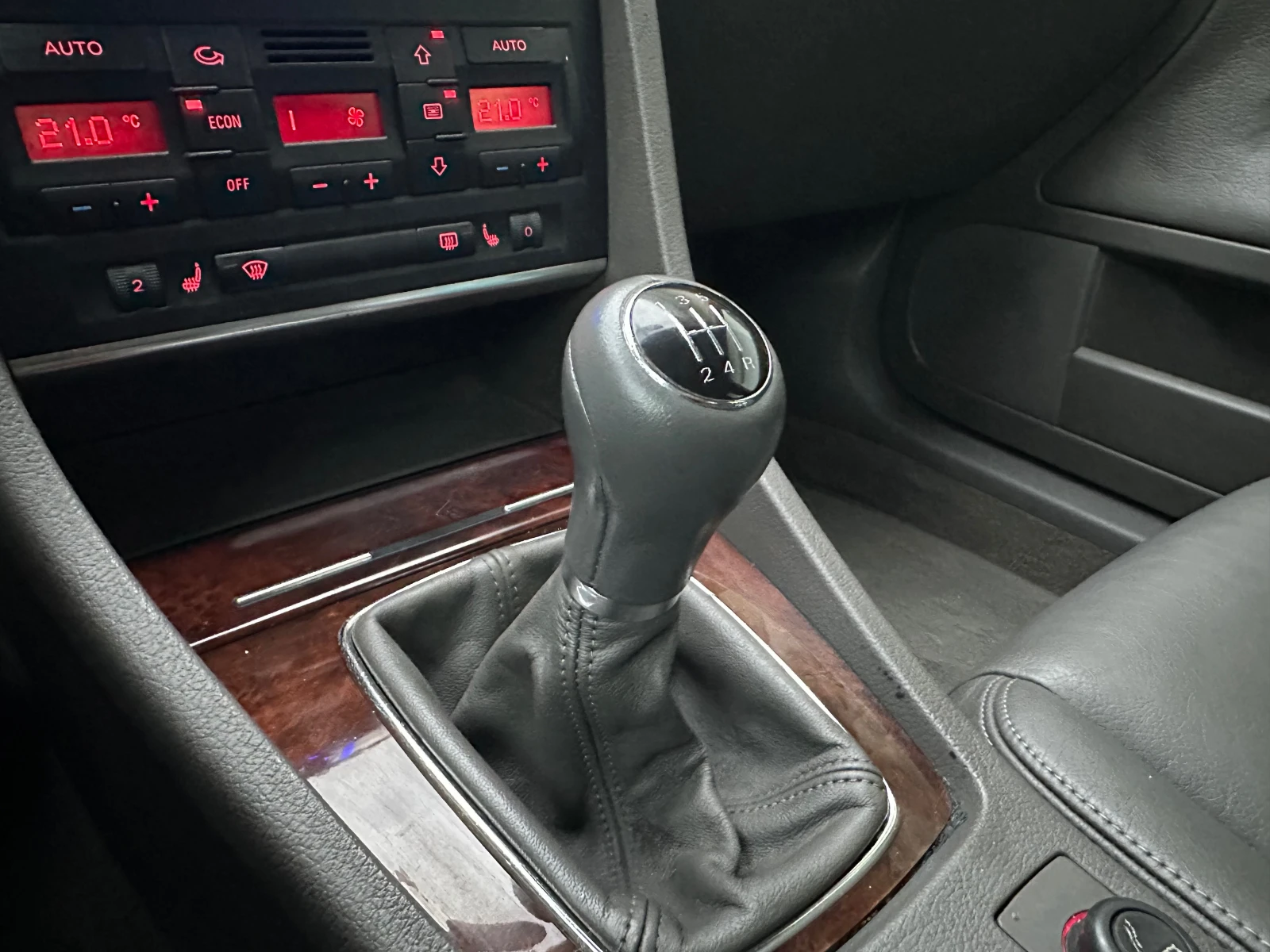 Audi A4 1.9 TDI S line Всички екстри, снимка 11 - Автомобили и джипове - 55126019