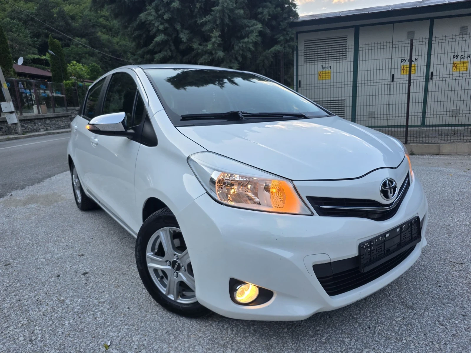 Toyota Yaris 1.33 VVT-i НАВИ КАМЕРА КЛИМАТИК ЕВРО 5B, снимка 2 - Автомобили и джипове - 55167348