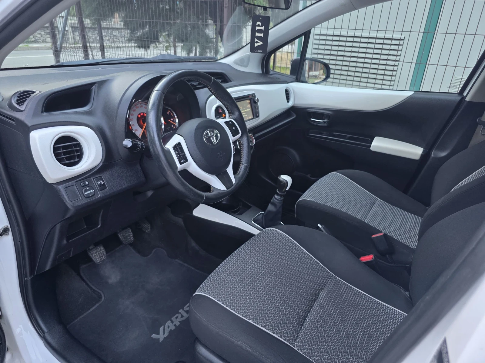 Toyota Yaris 1.33 VVT-i НАВИ КАМЕРА КЛИМАТИК ЕВРО 5B, снимка 10 - Автомобили и джипове - 55167348