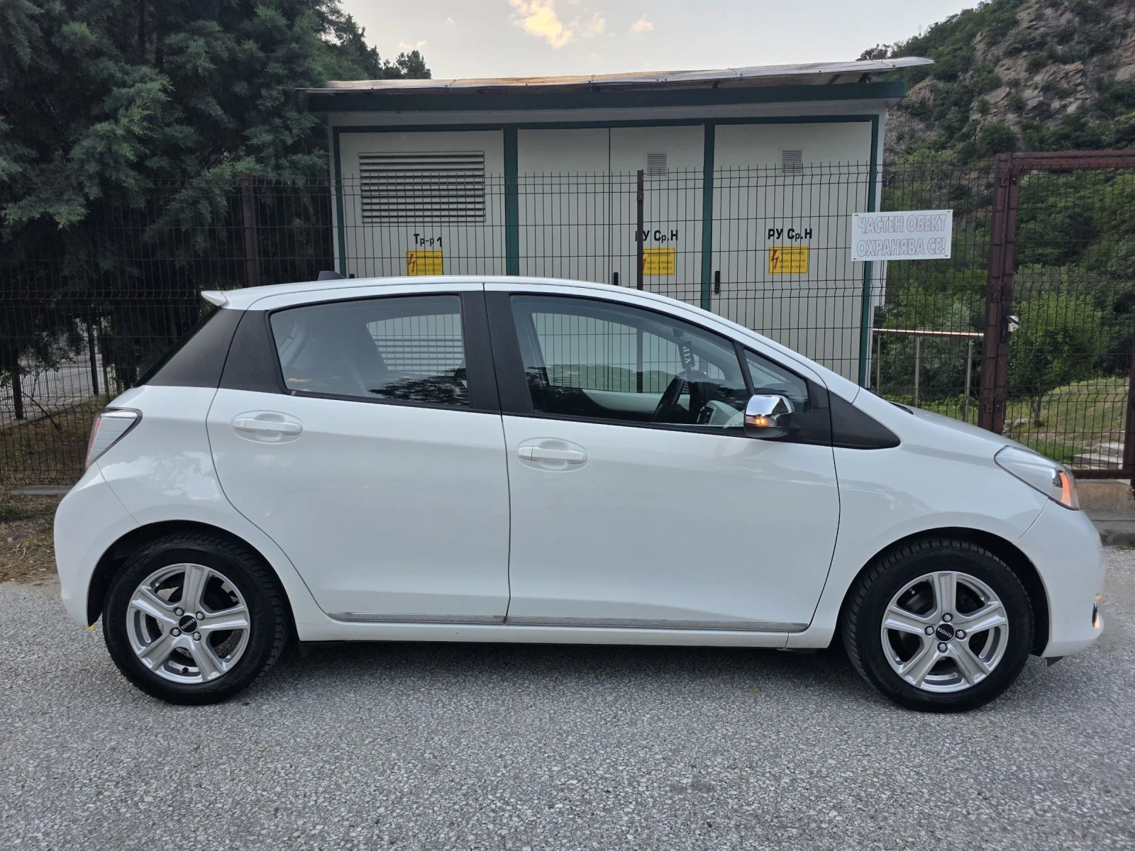 Toyota Yaris 1.33 VVT-i НАВИ КАМЕРА КЛИМАТИК ЕВРО 5B, снимка 8 - Автомобили и джипове - 55167348