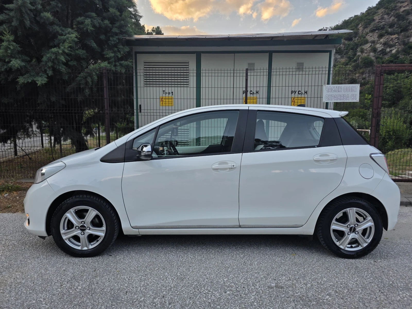 Toyota Yaris 1.33 VVT-i НАВИ КАМЕРА КЛИМАТИК ЕВРО 5B, снимка 7 - Автомобили и джипове - 55167348