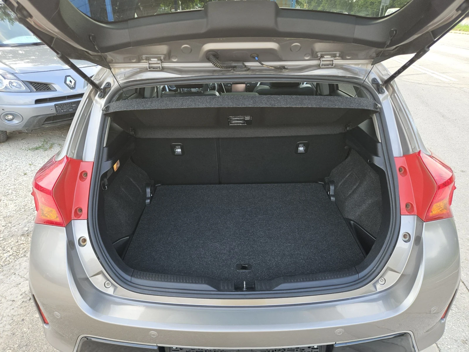 Toyota Auris 2.0 d4d --FULL, снимка 9 - Автомобили и джипове - 55315076
