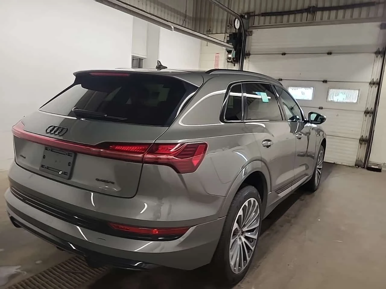 Audi E-Tron * PROGRESSIV * CARFAX * БЕЗ ПЪРВОНАЧАЛНА ВНОСКА, снимка 3 - Автомобили и джипове - 55403911