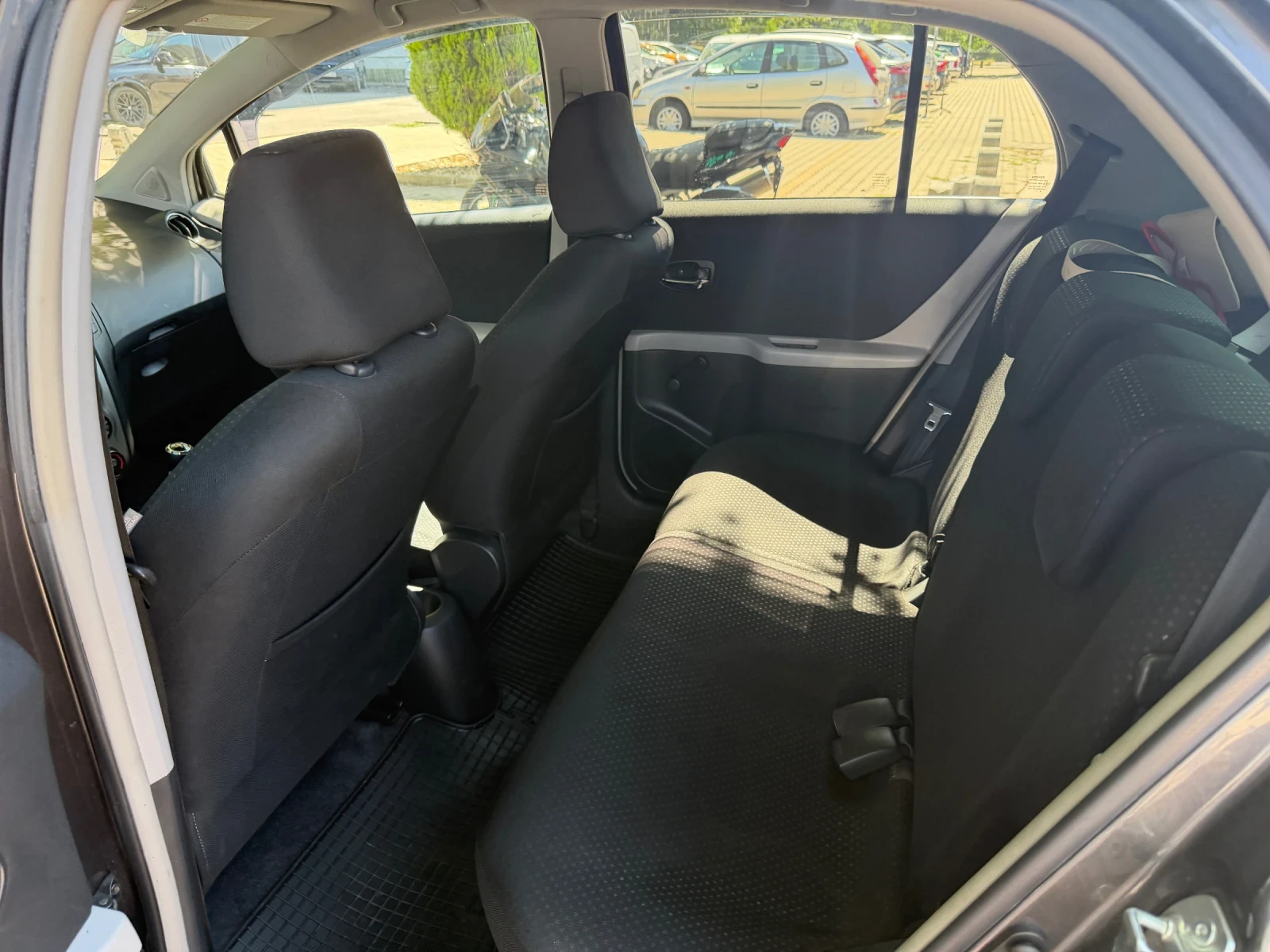 Toyota Yaris 1.33 Facelift , снимка 11 - Автомобили и джипове - 55740407