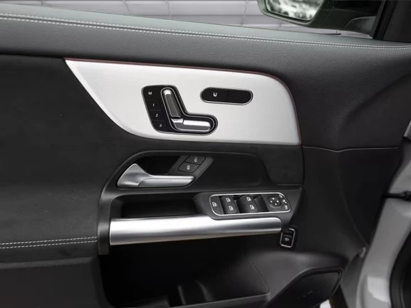 Mercedes-Benz GLA 220 d 4Matic = AMG Line = Advanced Plus Гаранция, снимка 4 - Автомобили и джипове - 55324970