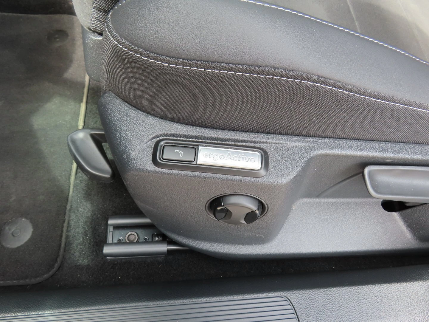 VW T-Roc, снимка 13 - Автомобили и джипове - 56422640