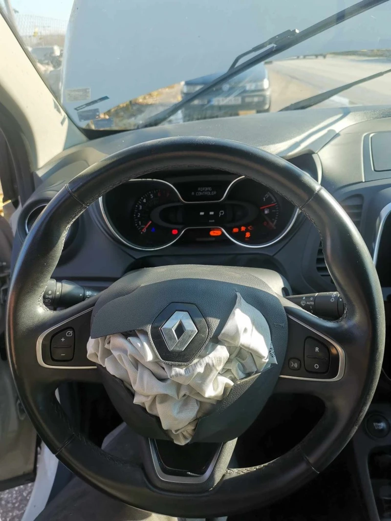 Renault Captur 1.2i, снимка 14 - Автомобили и джипове - 43893745