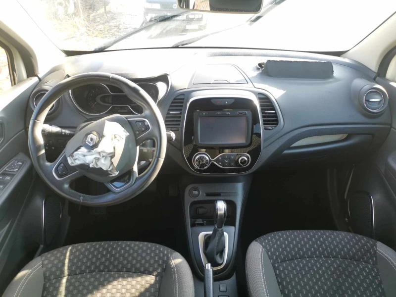 Renault Captur 1.2i, снимка 13 - Автомобили и джипове - 43893745