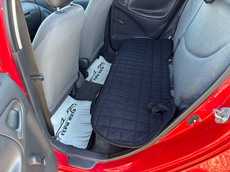 Toyota Yaris 1.0 i, снимка 12 - Автомобили и джипове - 52876487