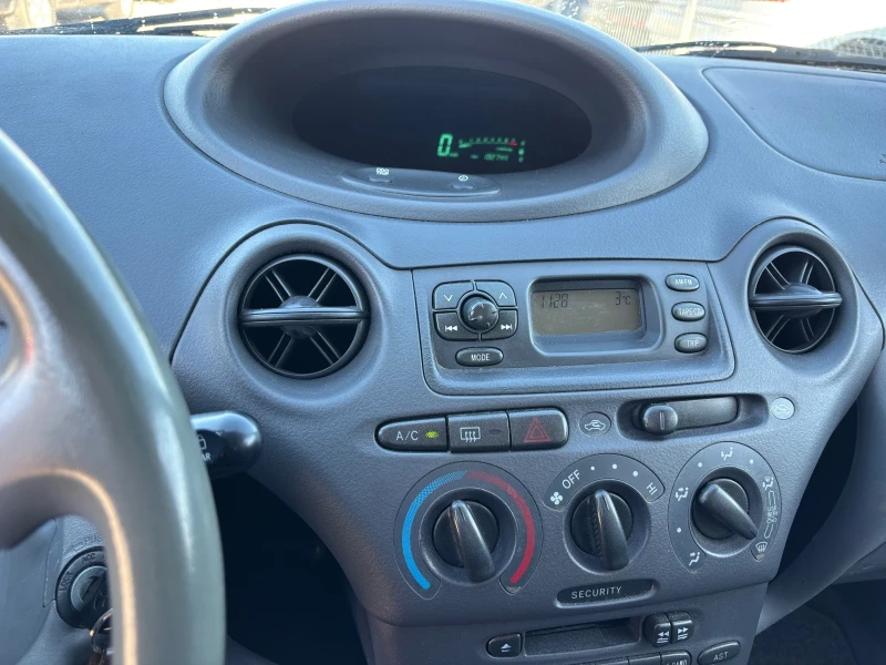 Toyota Yaris 1.0 i, снимка 9 - Автомобили и джипове - 52876487