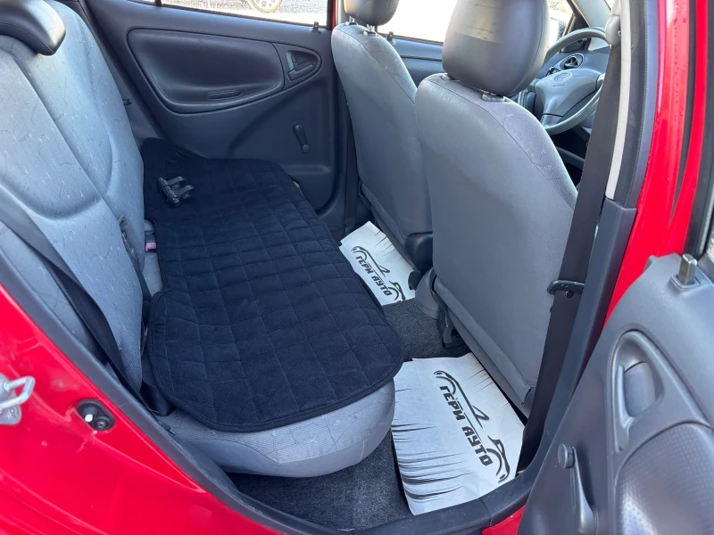 Toyota Yaris 1.0 i, снимка 13 - Автомобили и джипове - 52876487