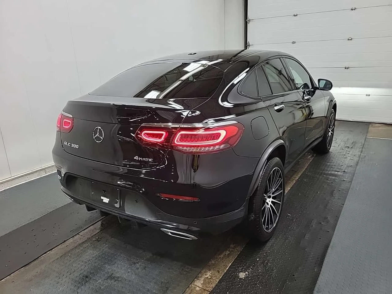 Mercedes-Benz GLC 300 4MATIC* DISTRONIC* AMBIENTNO* PANO* , снимка 3 - Автомобили и джипове - 54227277