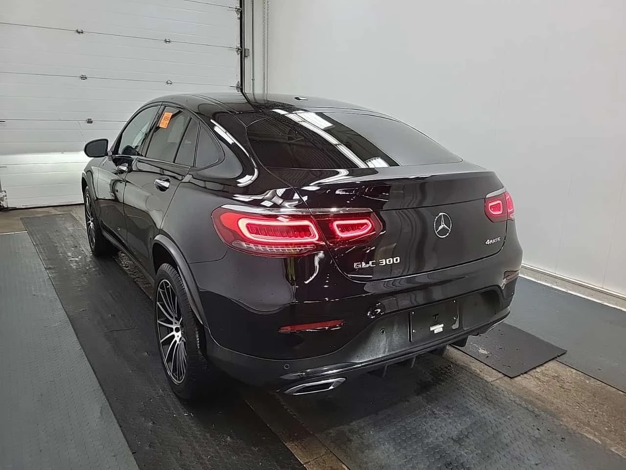 Mercedes-Benz GLC 300 4MATIC* DISTRONIC* AMBIENTNO* PANO* , снимка 4 - Автомобили и джипове - 54227277