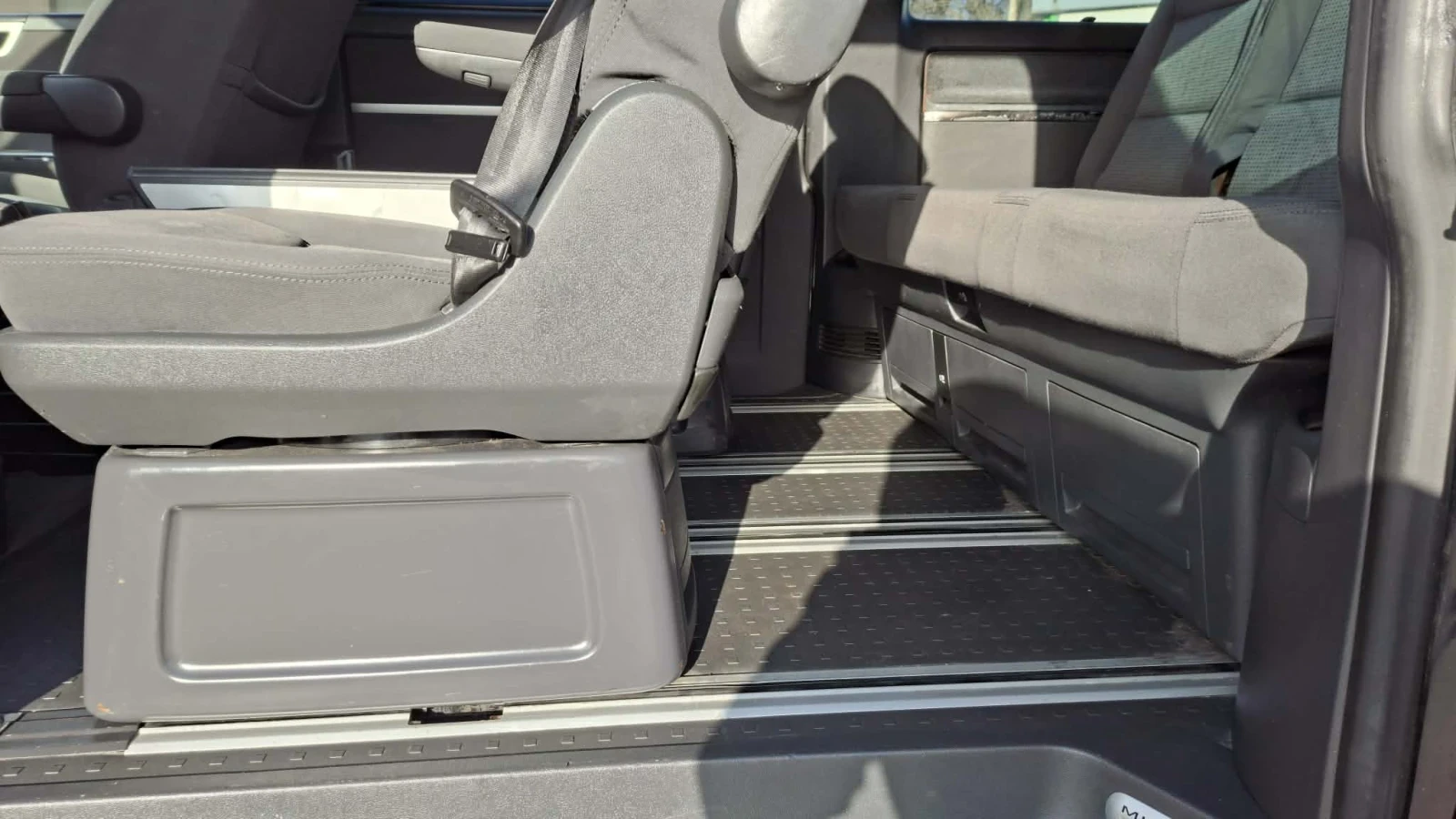 VW Multivan 2.5 170 коня, снимка 9 - Бусове и автобуси - 53709285