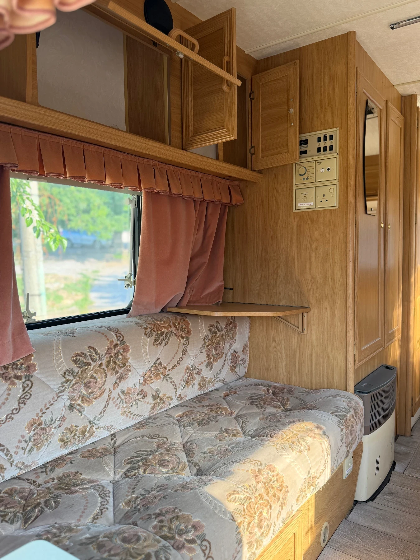 Каравана Avondale в добро състояние , снимка 6 - Каравани и кемпери - 55336513